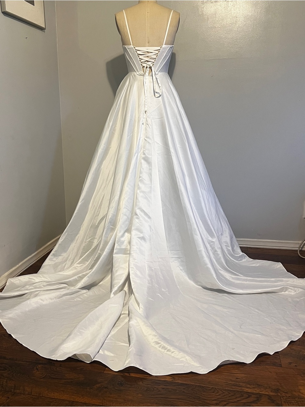Elegant Ivory Spaghetti-Strap Wedding Dress with Structured Bodice - Picture 5 of 8